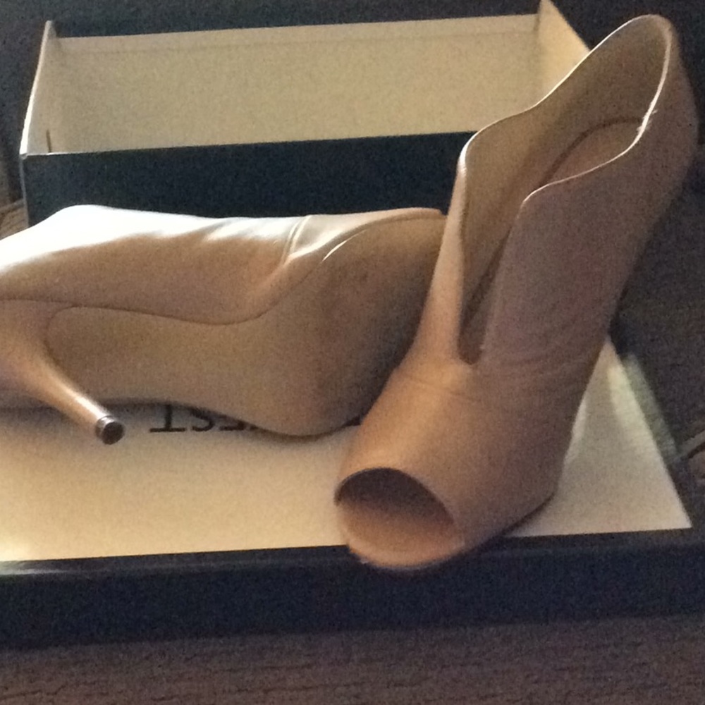 Sexy pale cream heels